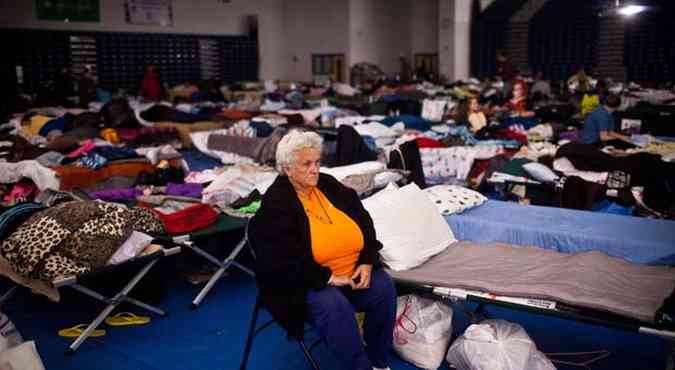 Escolas servem de abrigo em Nova Jersey. Desalojados sero encaminhados a outros locais porque as aulas recomeam nesta quinta-feira(foto: Andrew Burton/Getty Images/AFP)