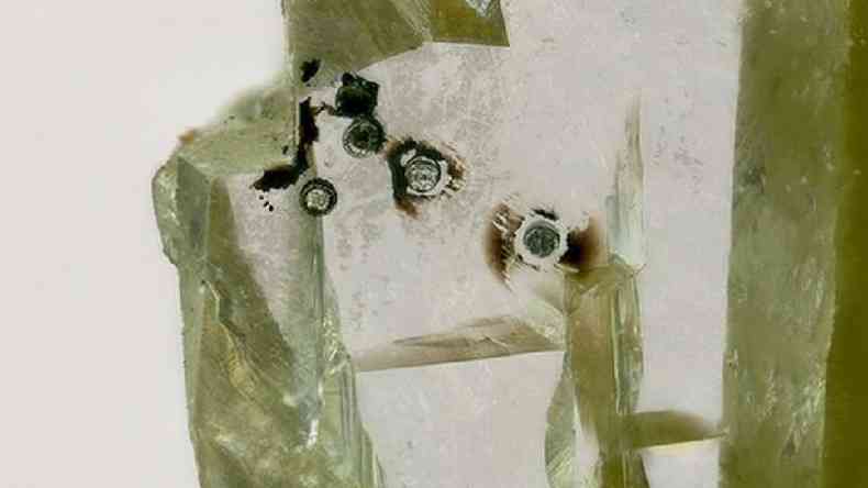 O diamante com pequenos pedaos de perovskita de silicato de clcio