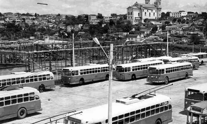 Praça raul soares: Entre 1953 e 1959, o sistema trólebus transportou cerca de 3,5 milhões de passageiros por ano em Belo Horizonte