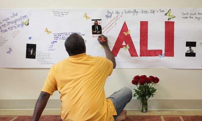 Adorador deixa mensagem em um banner memorial para o ex-campe�o de boxe peso pesado Muhammad Ali na Mesquita River Road, em Louisville(foto: MARK LYONS )