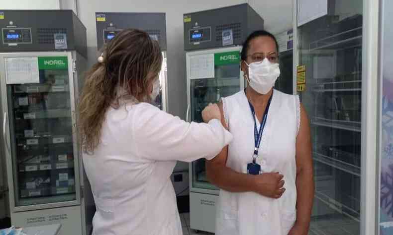 Wilmara Pacete recebeu a primeira dose e aplicou a vacina na colega de trabalho Helena Alves(foto: Ascom/divulgao)