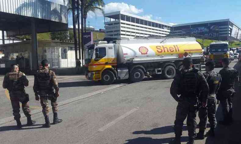 Caminhes chegam escoltados  Regap para abastecer e trazer gasolina para os postos (foto: Gladyston Rodrigues / EM / D.A. Press)