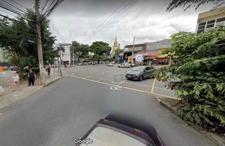 Idosa foi atingida e arremessada por carro na calçada da interseção da Avenida do Contorno com Rua Curvelo, no Bairro Floresta, em BH(foto: Reprodução/Google Maps ) Interseção da Avenida do Contorno com Rua Curvelo no Bairro Floresta em BH