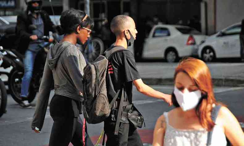 Populao com mscara nas ruas: uso do equipamento gera controvrsias(foto: JUAREZ RODRIGUES/EM/D.A.PRESS - 14/7/20)