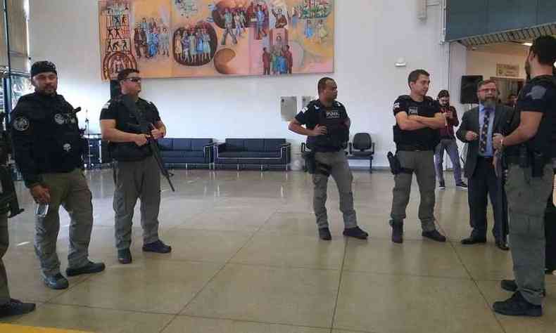 Policiais da Patrulha Metropolitana Unificada de Apoio fazem a segurana da Cmara Municipal de BH nesta quinta-feira(foto: Juliana Cipriani/EM/D.A Press)