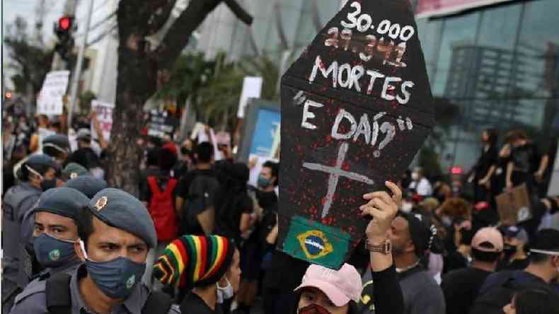 Protesto em junho de 2002 relembra frase de Bolsonaro sobre pandemia: 'E da? Lamento. Quer que eu faa o qu? Eu sou Messias, mas no fao milagre'(foto: Reuters)
