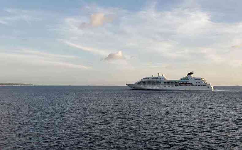 O navio Seabourn Odyssey permanece ancorado nas proximidades da ilha de Barbados, no Caribe, aguardando uma definio das autoridades(foto: Fotos: Reproduo da internet)
