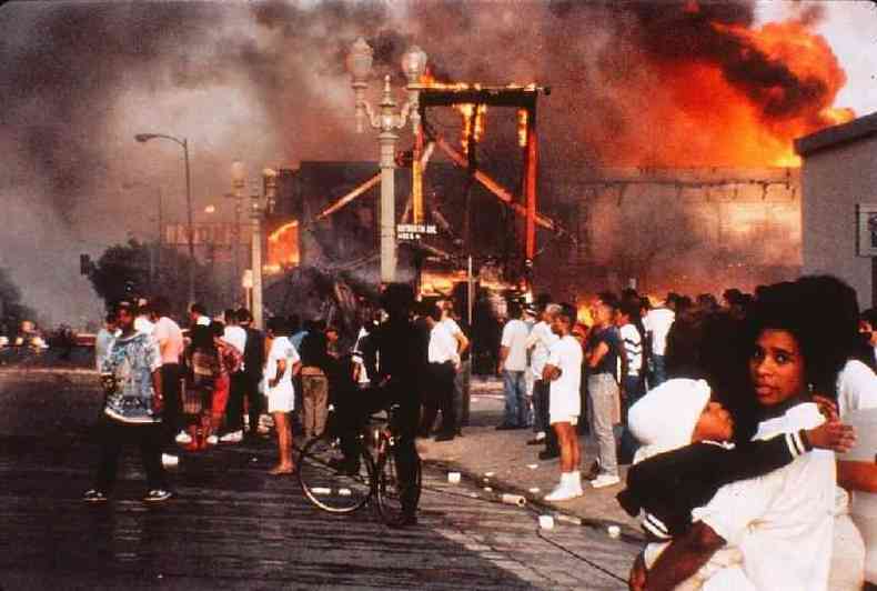 Em abril de 1992, Los Angeles viveu dias de tumultos aps o espancamento de um homem negro, Rodney King, por policiais brancos(foto: Getty Images)