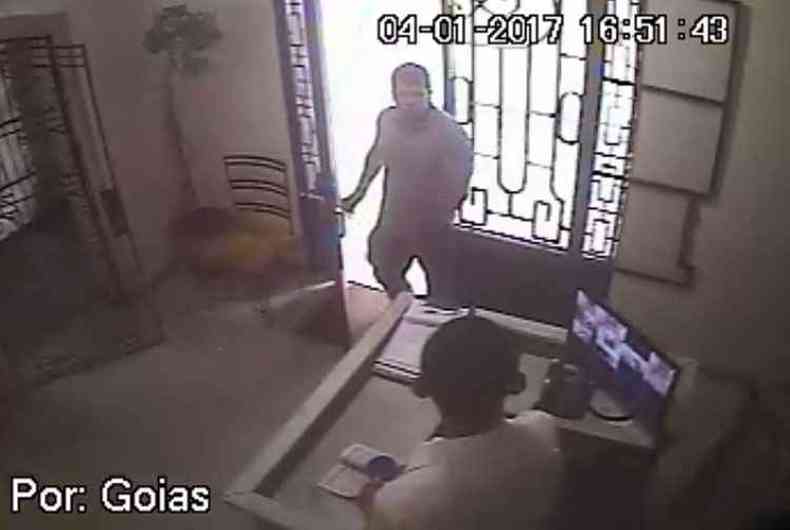 Cmeras de segurana mostram Valdiney Miranda Gonalves entrando no prdio(foto: Polcia Civil/Divulgao)