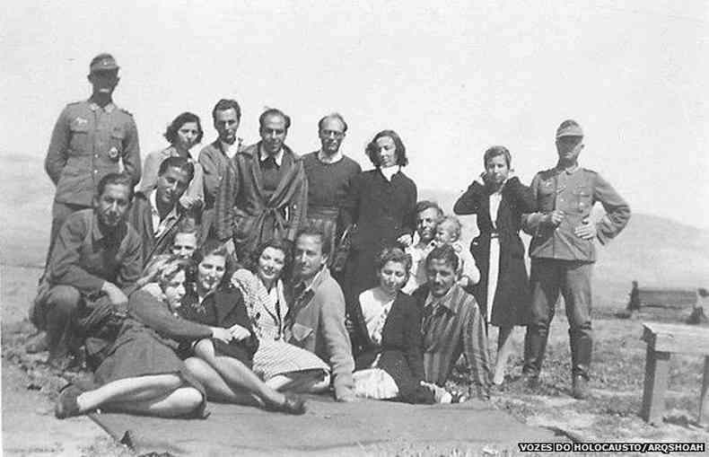 Isaac Jacob Menache (em p, o terceiro a partir da esquerda) no campo de trabalho forado do aeroporto militar de Atenas, sob ocupao alem, 1944(foto: Vozes do Holocausto/Arqshoah)
