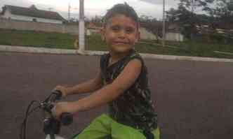 A bicicleta era uma das paixões de Thiago Damasceno, de 7 anos, que morreu na tragédia de Mariana(foto: Facebook/Reprodução)