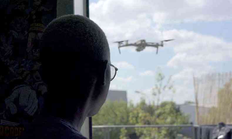 O francs Ladj Ly usou um drone para filmar seu episdio nos arredores de Paris(foto: Fotos: Netflix/Divulgao )