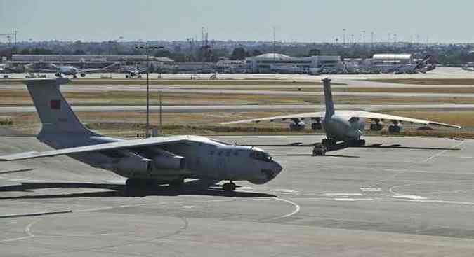 Avio chins Ilyushin IL-76s taxia em aeroporto australiano aps ajudar nas buscas aos restos do Boeing 777(foto: ROB GRIFFITH / POOL / AFP)