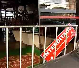 Placa colocada pela Vigilncia Sanitria no local(foto: Reproduo/TV Alterosa)