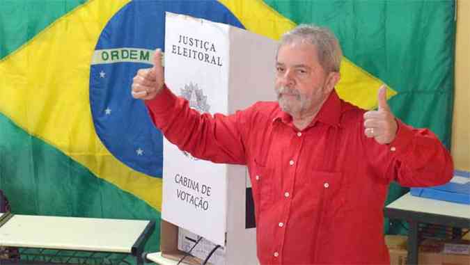  Lula cumprimentou eleitores e acenou para militantes(foto: Nelson Almeida/AFP )