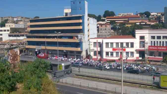 Em greve desde segunda-feira, servidores saram em passeata da Avenida Antnio Carlos em direo ao CentroLarissa Kumpel/Divulgao