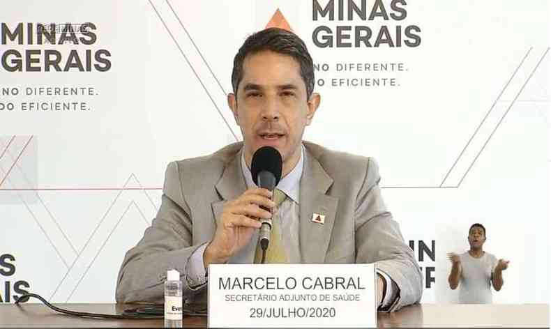 O secretrio-adjunto de Sade de Minas, Marcelo Cabral, durante entrevista coletiva em julho(foto: Rede Minas/Reproduo)