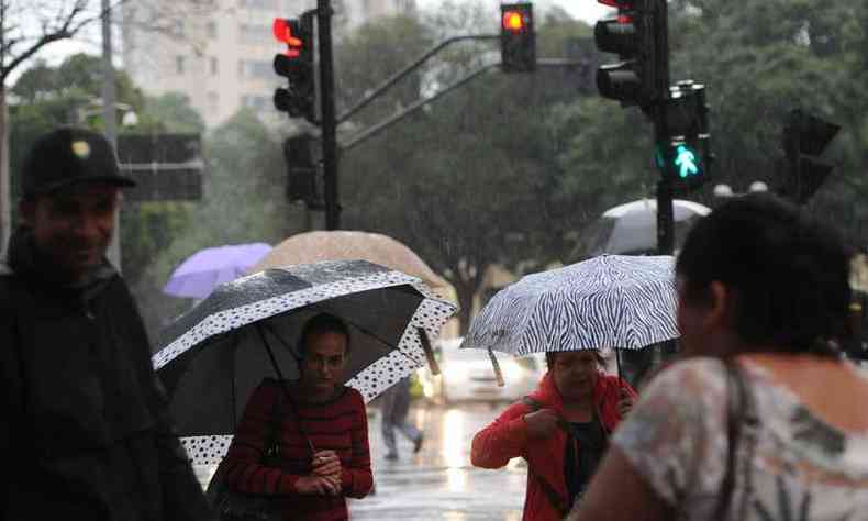 Alerta de pancadas de chuva da Defesa Civil  vlido at 23h deste sbado (foto: Tulio Santos/EM)
