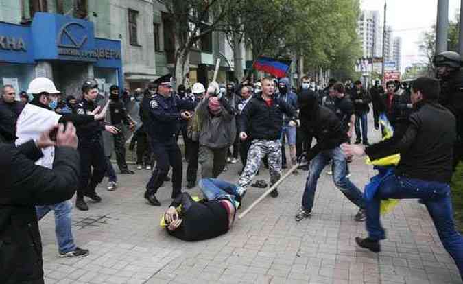 Militantes pr-Russos atacam um manifestante pr-Kiev, no cho(foto: Baz Ratner/Reuters)