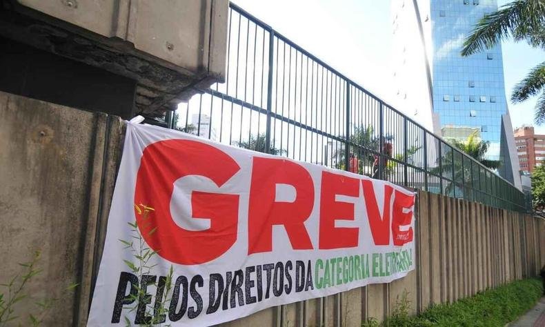 Sede da Cemig em Belo Horizonte, capital de Minas Gerais, foi alvo de protesto nessa segunda-feira(foto: Alexandre Guzanshe/EM/DA Press) Sede da Cemig em Belo Horizonte