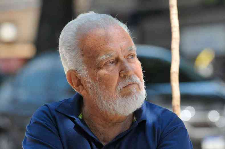 Marcos Santos, de 81, nascido e residente em uma casa no incio da Avenida Brasil, no Bairro Santa Efignia