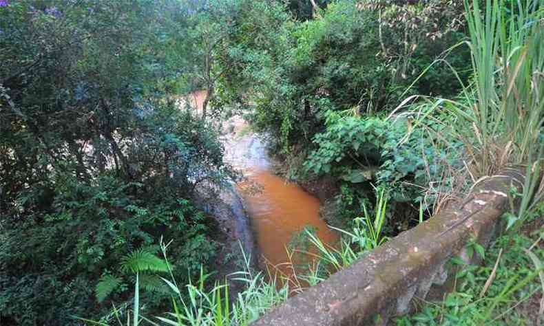 Encontro do crrego Fazenda Velha com o Rio das Velhas, prximo s barragens interditadas: rompimento pode liberar rejeitos de minrio de ferro no manancial(foto: Gladyston Rodrigues/EM/DA Press)