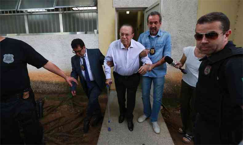 Maluf  amparado quando deixa o IML, e So Paulo, onde fez exame de corpo deleito(foto: Tiago Queiroz/estado Contedo )