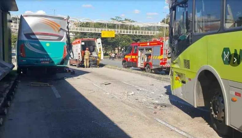 Colisão de dois ônibus resultou em 27 pessoas feridas na avenida Antônio Carlos(foto: Corpo de Bombeiros/Divulgação) Viatura do Corpo de Bombeiros atende um acidente entre dois ônibus em BH