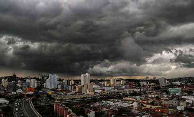 Nuvens e raios, com pancadas de chuvas, ocorrem na regio oeste da capital(foto: Andr Lucas/Futura Press/Estado Contedo)