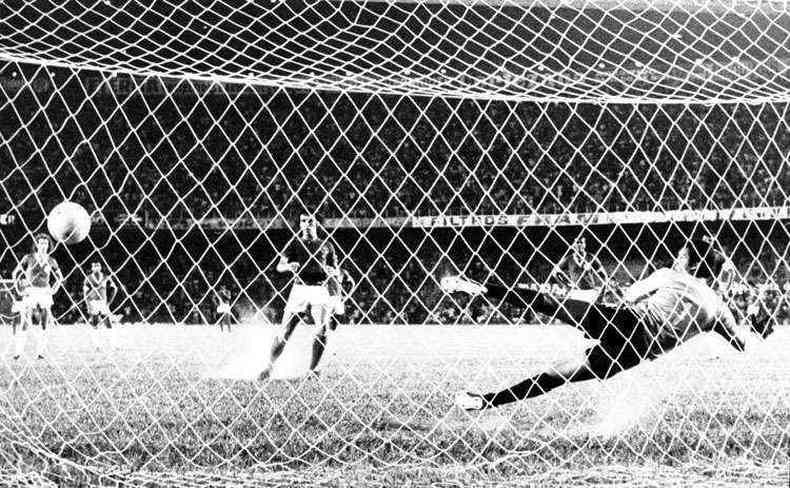 Nelinho marca gol de pnalti na vitria por 5 a 4 sobre o Inter na Libertadores de 1976(foto: Arquivo EM)