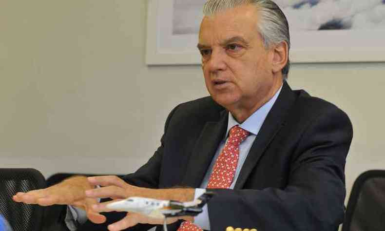 O presidente da Embraer, Paulo Cesar de Sousa e Silva, fala das preocupaes da empresa(foto: Jair Amaral / EM / D.A. Press)