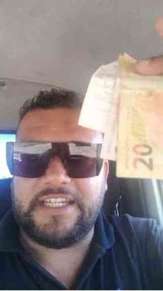 Caminhoneiro mostra dinheiro de imposto que teria sido devolvido(foto: Reproduo Internet)