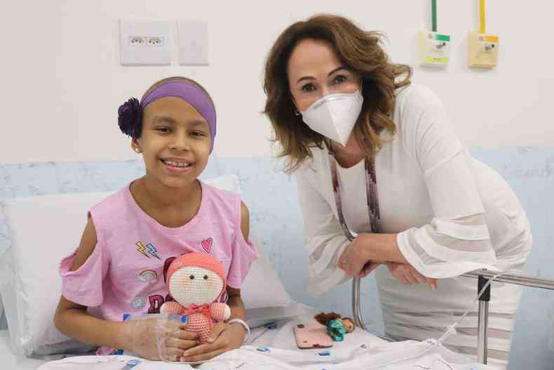 Tereza Guimares Paes, diretora-presidente do Hospital da Baleia, ao lado de Giovanna Santos Cunha, paciente da oncopediatria