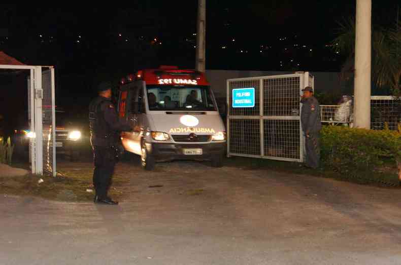 Ambulncia do SAMU encaminhou a vtima para atendimento no hospital(foto: Marcos Vieira/EM/D.A Press)