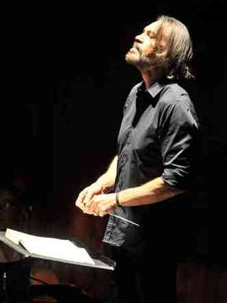 O maestro Silvio Viegas durante ensaio de La traviata(foto: Marcos Vieira/EM/D.A.Press)