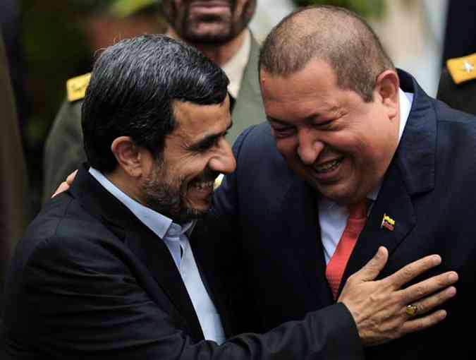 Hugo Chvez recebe o presidente do Ir Mahmoud Ahmadinejad no palcio de Miraflrores, em Caracas (foto: AFP PHOTO/JUAN BARRETO)
