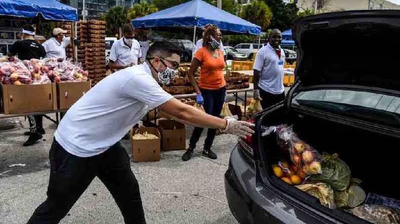 Distribuição de alimentos organizadas por ONG tem sido paliativo para o problema(foto: Getty Images)