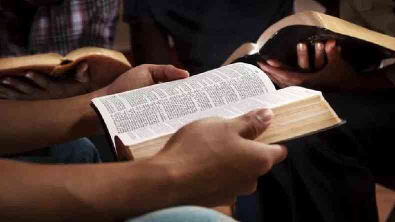Homem l Bblia em igreja