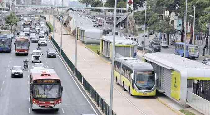 J em operao, o corredor Cristiano Machado do BRT/Move liga o Centro de Belo Horizonte s regies Leste, Nordeste e Norte da cidade(foto: JUAREZ RODRIGUES/EM/D.APRESS %u2013 18/3/2013 )