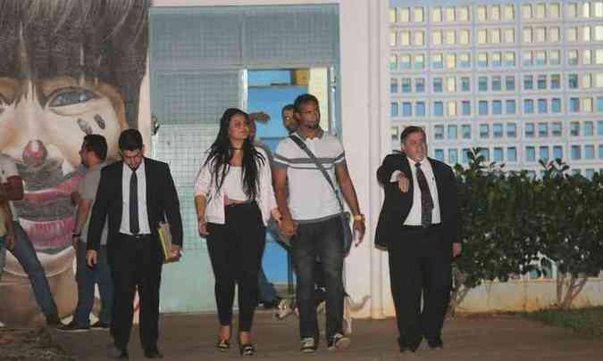 Bruno saiu de mo dadas com a mulher Ingrid Calheiros depois de quase sete anos preso(foto: Gladyston Rodrigues/EM/D.A Press)