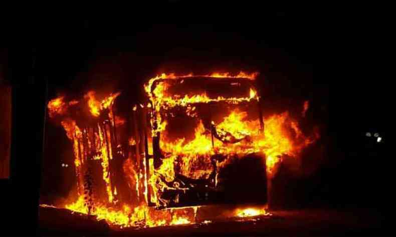 Coletivo foi queimado por cinco pessoas na noite de segunda-feira(foto: Corpo de Bombeiros/Divulgao)