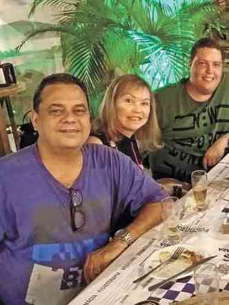 A empresria Tnia Campos, de 60 anos, com o marido, Marcelo Tavares, ambos j imunizados, e o filho, Samuel Campos: almoo reservado em casa