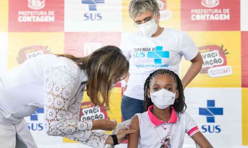 Maria Eduarda Barbosa, de 8 anos, quilombola da comunidade dos Arturos é a primeira vacinada em Contagem