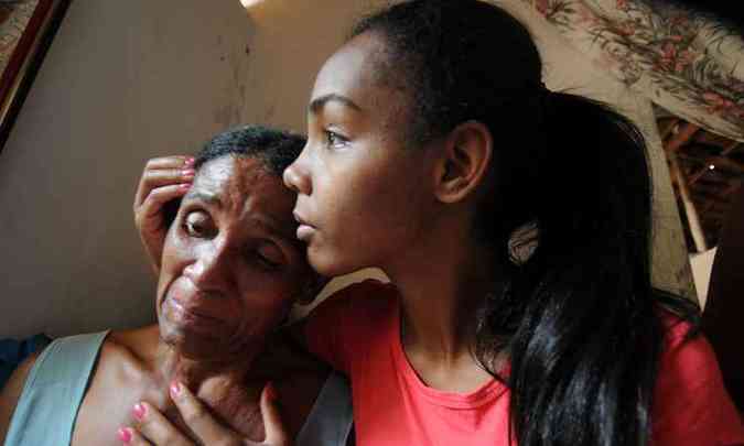 Maria dos Anjos, de 58 anos, moradora da zona rural de Ladainha, chora a morte do filho, Gilson, de 38, ao lado da filha Ruzia: ' preciso vacinar', adverte(foto: Beto Novaes/EM/D.A Press)