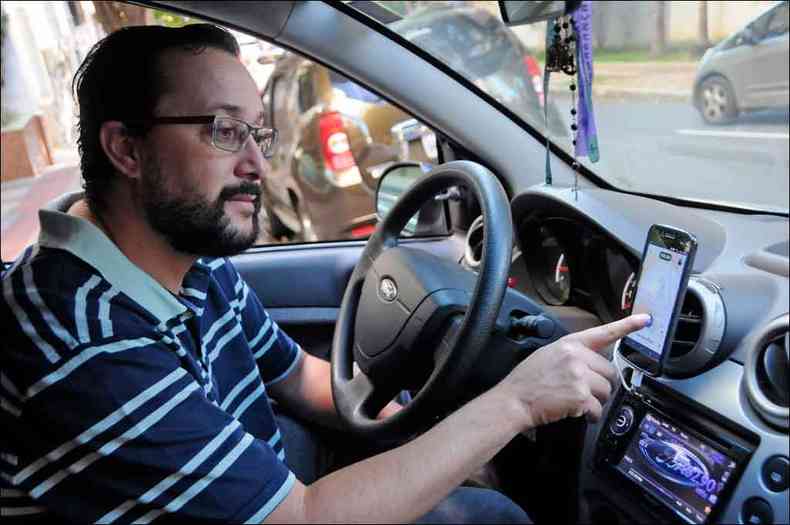 Com ps-graduao em segurana de sistemas, Eduardo Montenegro perdeu o emprego aos 41 anos e agora busca renda como motorista de Uber(foto: Paulo Filgueiras/EM/D.A Press )