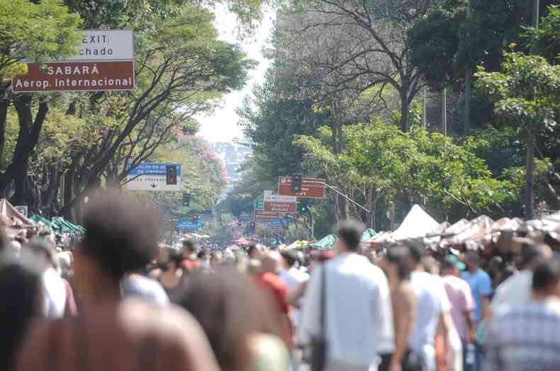 Apesar do novo formato, movimento de pessoas foi intenso na Feira Hippie no ltimo domingo(foto: Leandro Couri/EM/D.A Press)