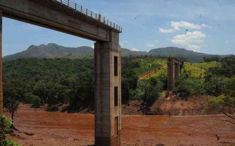 Rompimento da barragem da Mina Crrego de Feijo, da Vale, destruiu pontes e estradas, alm das mortes e da poluio do Rio Paraopeba(foto: Tlio Santos/EM/D.A Press)