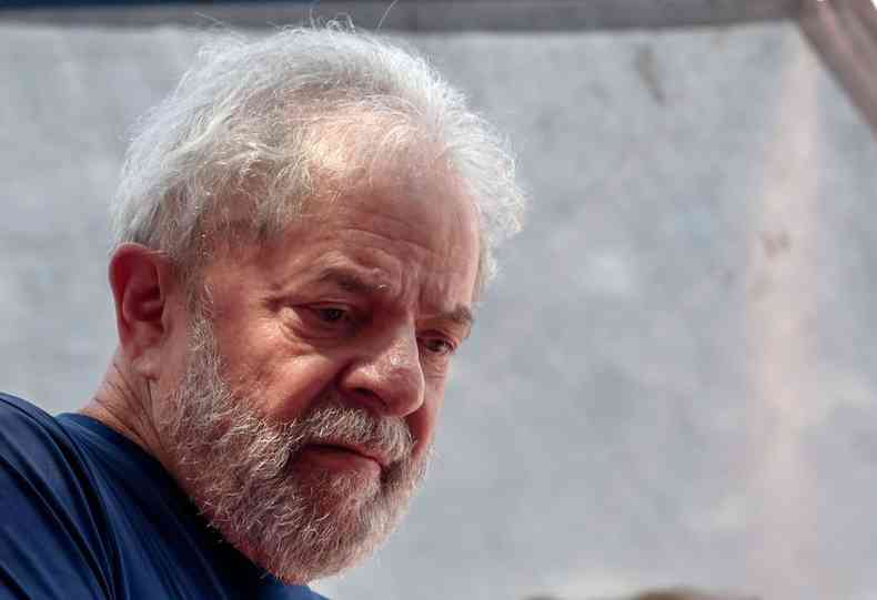 Ex-presidente Lula acabou tendo a autorizao dada para ir ao velrio do irmo Vav, porm, a deciso dada pelo ministro do STF, Dias Toffoli saiu poucos minutos antes do horrio previsto para o sepultamento(foto: / AFP / Miguel SCHINCARIOL )
