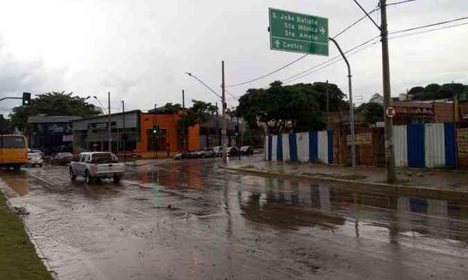 Pouco depois da chuva, a gua que se acumulou na Avenida Vilarinho foi escoada(foto: Defesa Civil/Divulgao)