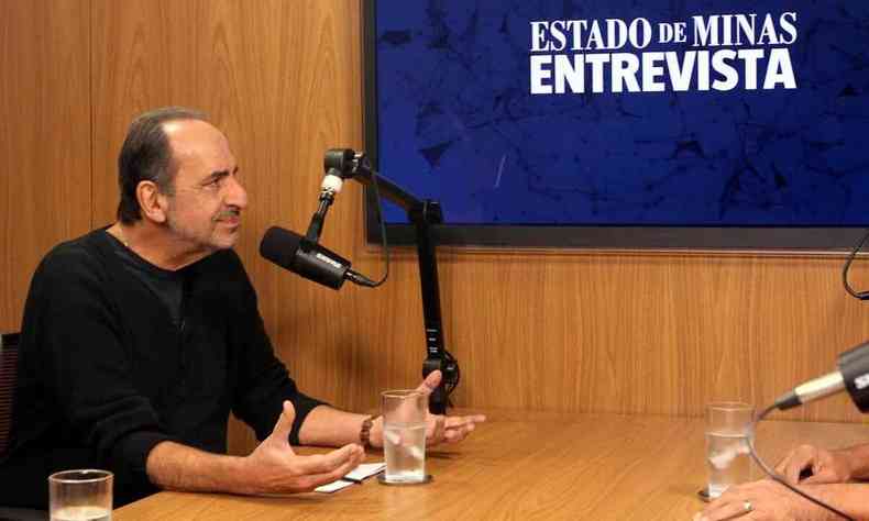 O ex-prefeito de BH Alexandre Kalil fala ao microfone durante o EM Entrevista, podcast do Estado de Minas e Portal Uai